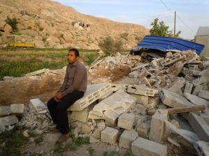 Ibrahim sulle rovine della sua casa
